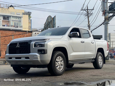 Mitsubishi Triton GLX 2025 bản tiêu chuẩn màu trắng