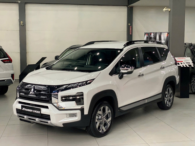 Mitsubishi Xpander Cross 2025 màu trắng, giá bán kèm khyến mãi