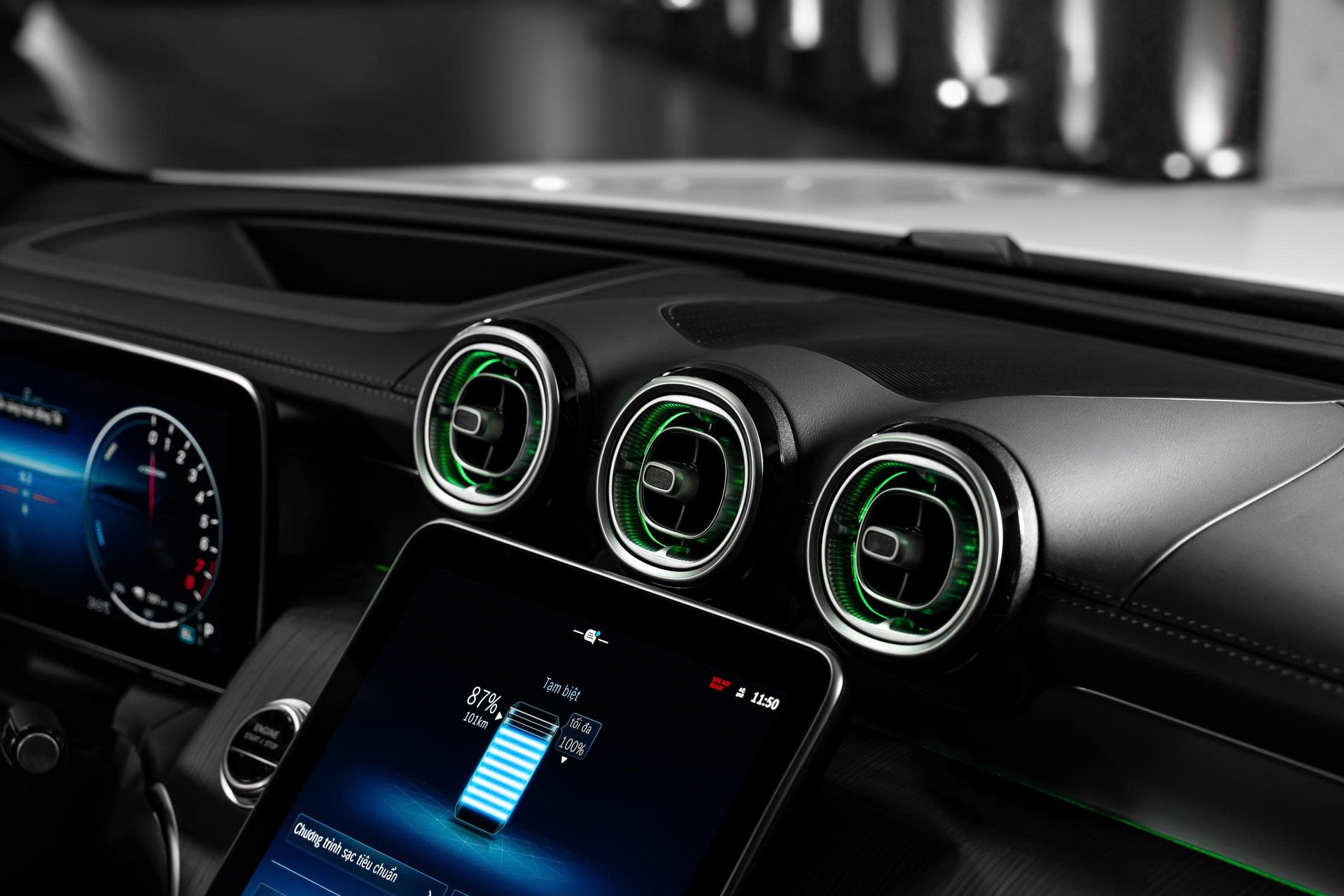 Các chi tiết nội thất như táp-lô bọc ARTICO và ốp trang trí gỗ vôi màu xám anthracite góp phần tạo nên phong cách sang trọng.