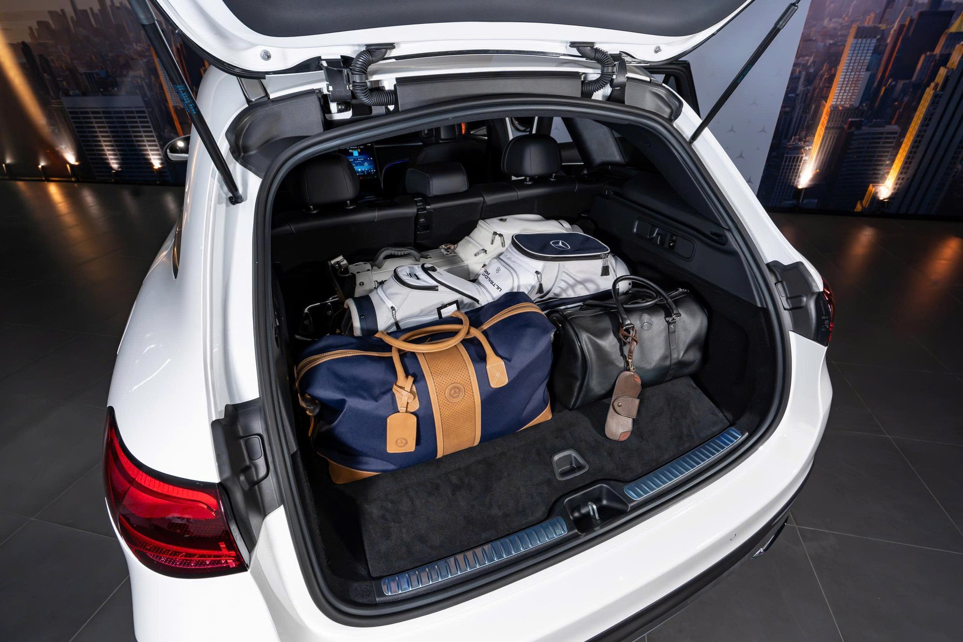 Khoang hành lý rộng rãi của Mercedes-Benz GLC 350 e 4MATIC với thiết kế thực dụng, sẵn sàng cho mọi chuyến đi.
