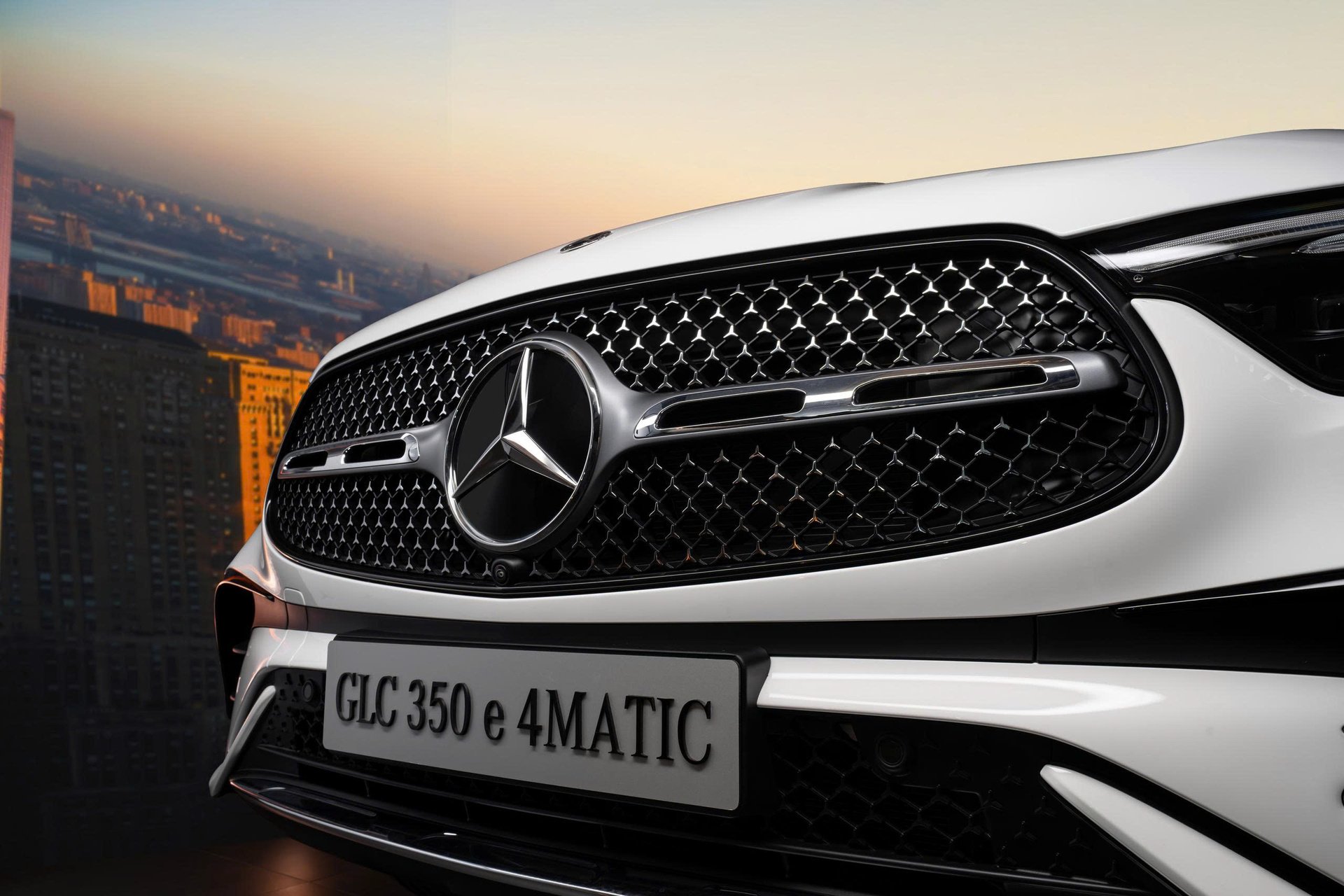 Phần đầu xe Mercedes-Benz GLC 350 e 4MATIC nổi bật với lưới tản nhiệt và logo đặc trưng
