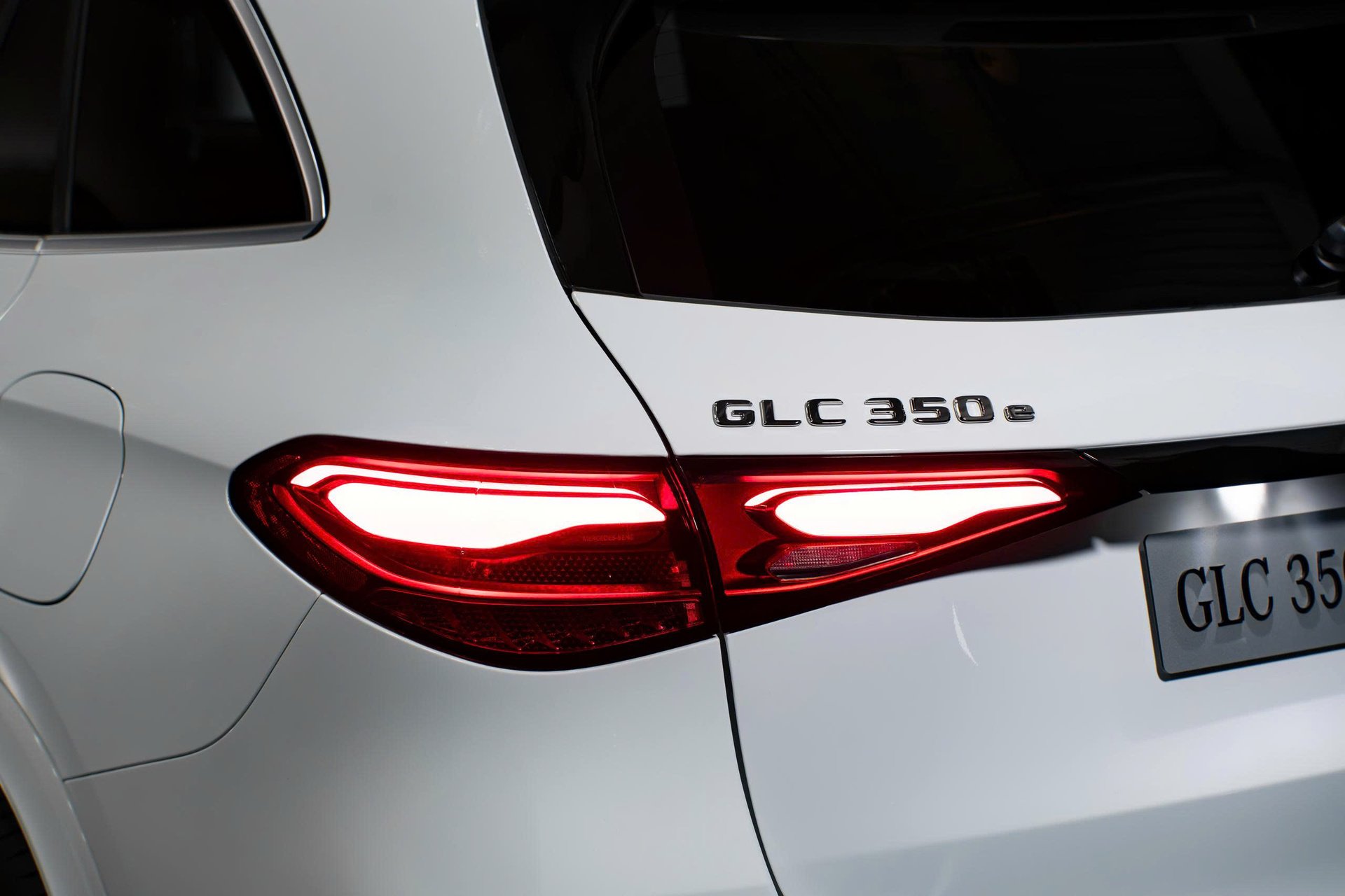Thiết kế đèn hậu LED sắc sảo, hiện đại phía sau Mercedes-Benz GLC 350 e 4MATIC