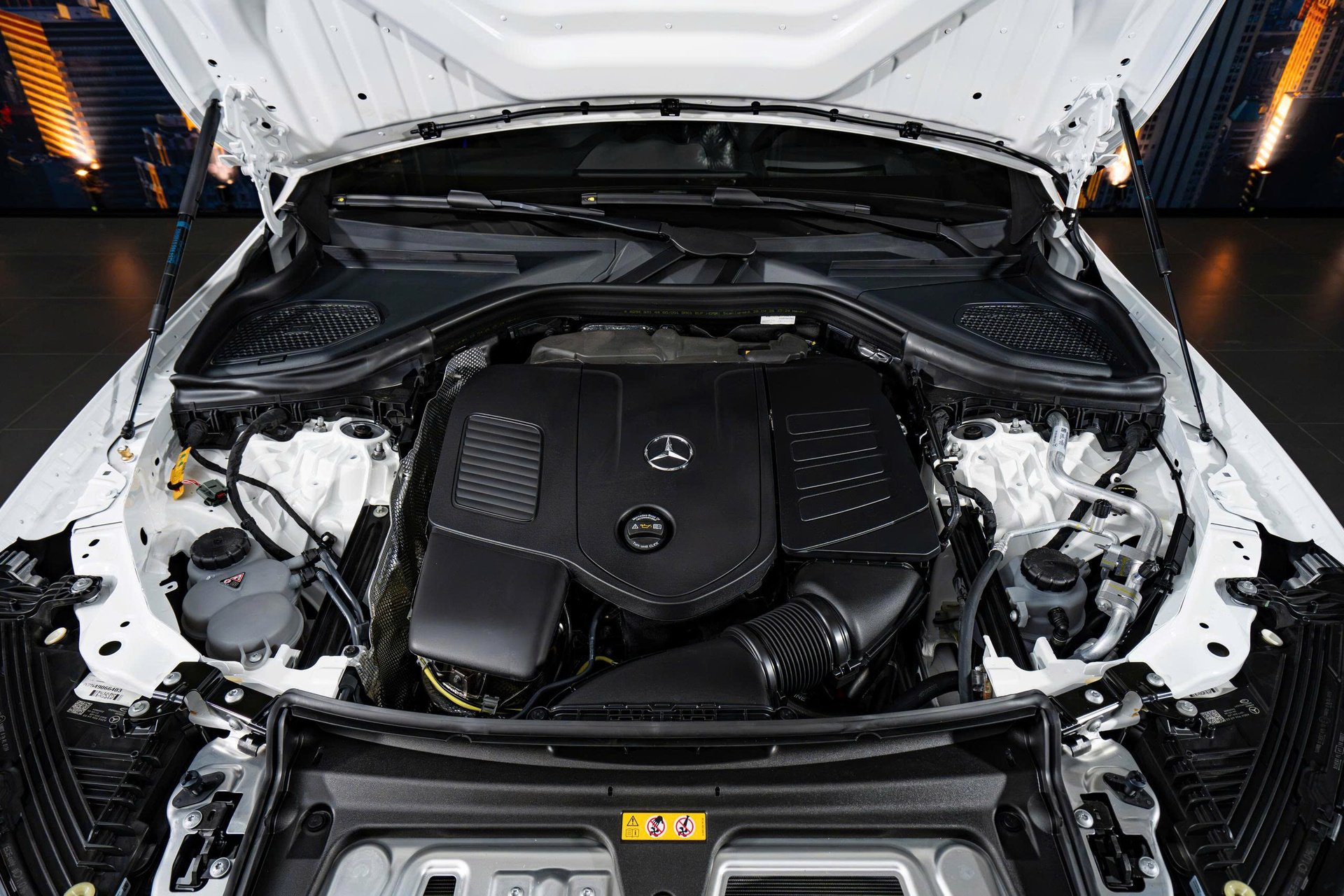 Khối động cơ xăng có công suất 204 mã lực của GLC 350 e 4MATIC