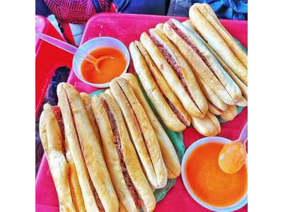 Hoàn ăn bánh mỳ cay