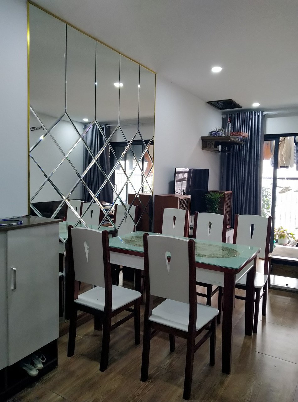 Gương ghép ô chéo cạnh bộ bàn ăn