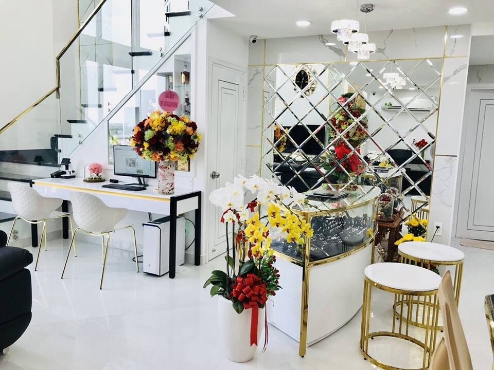 Kính ốp tường phòng khách