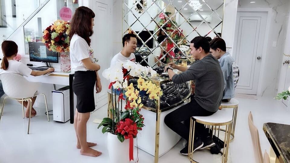 Kính ốp tường phòng khách