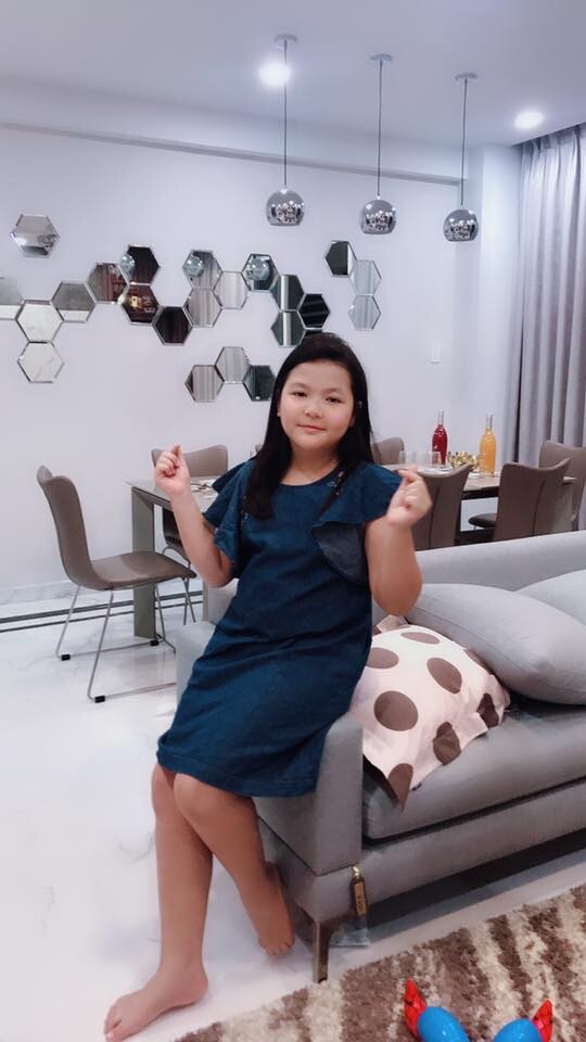 Kính ốp tường phòng khách