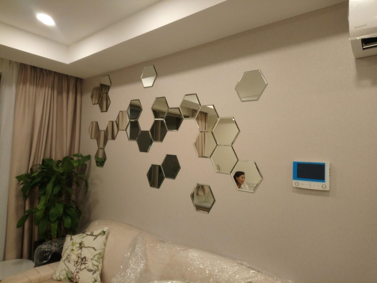 Kính ốp tường phòng khách