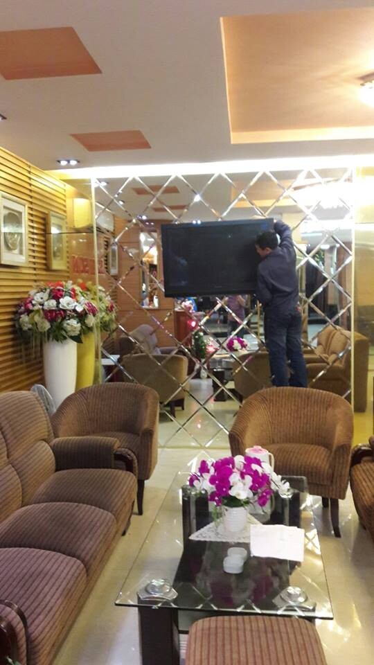 Kính ốp tường phòng khách