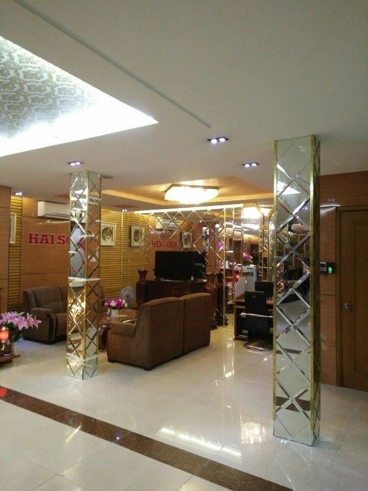 Kính ốp tường phòng khách