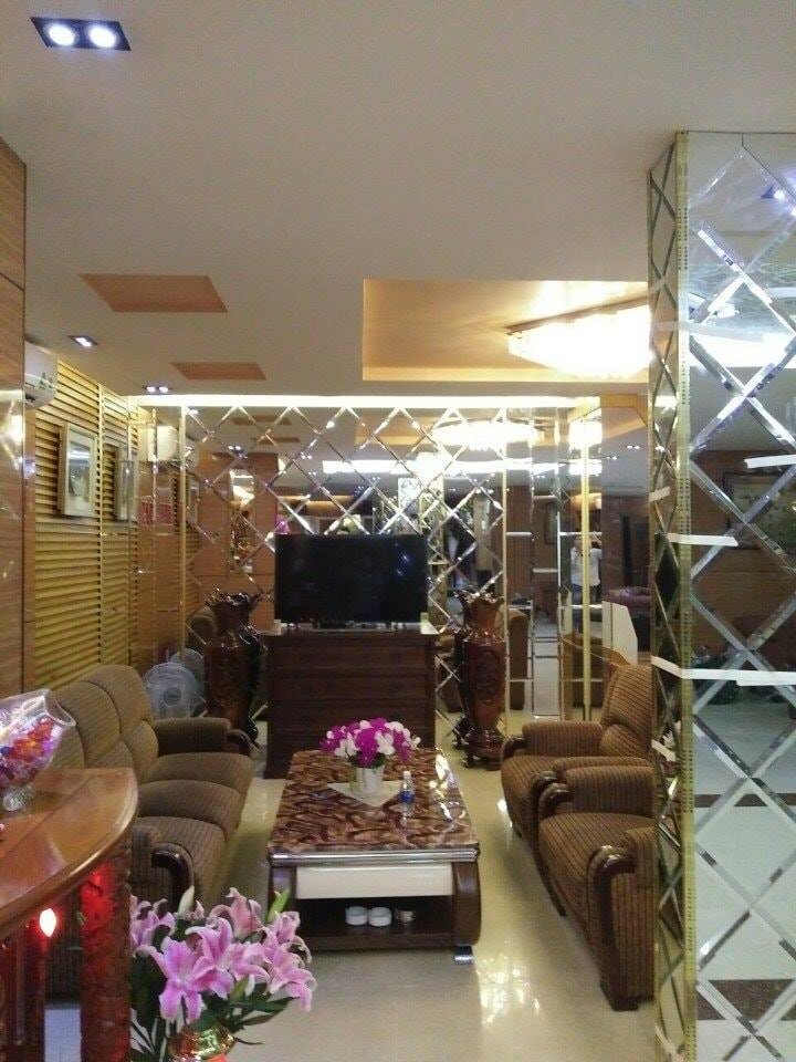 Kính ốp tường phòng khách