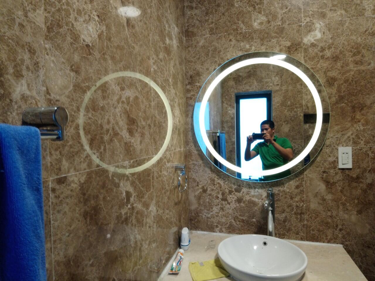 Dịch Vụ Sản Xuất Gương Bàn Trang Điểm Theo Yêu Cầu