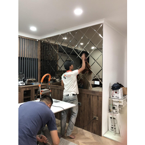 Lưu Ý Khi Lắp Đặt Kính Dán Tường Trong Trang Trí Nội Thất