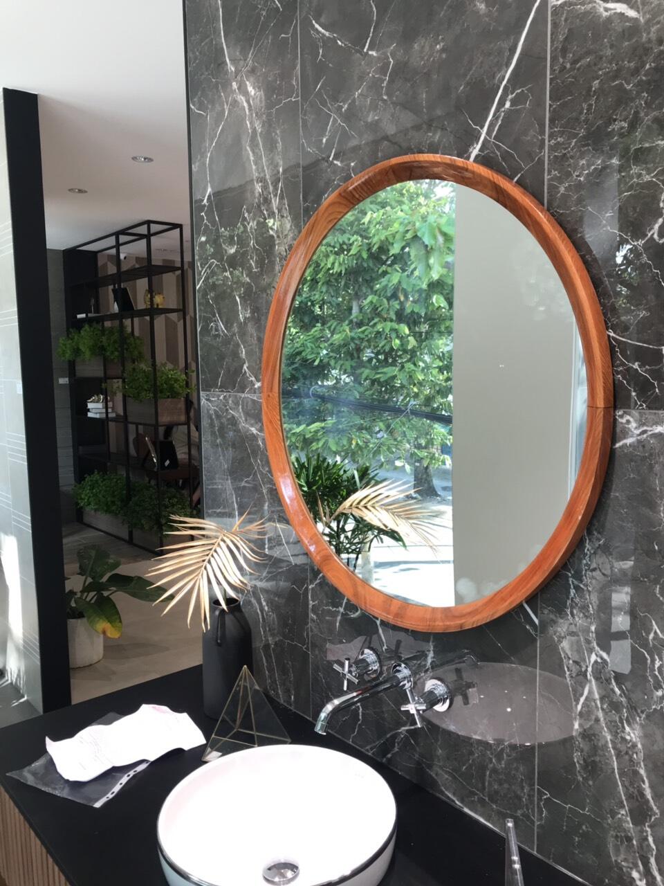 Gương nhà tắm khung gỗ đẹp hiện đại trở thành xu hướng mới trong thiết kế nội thất của năm