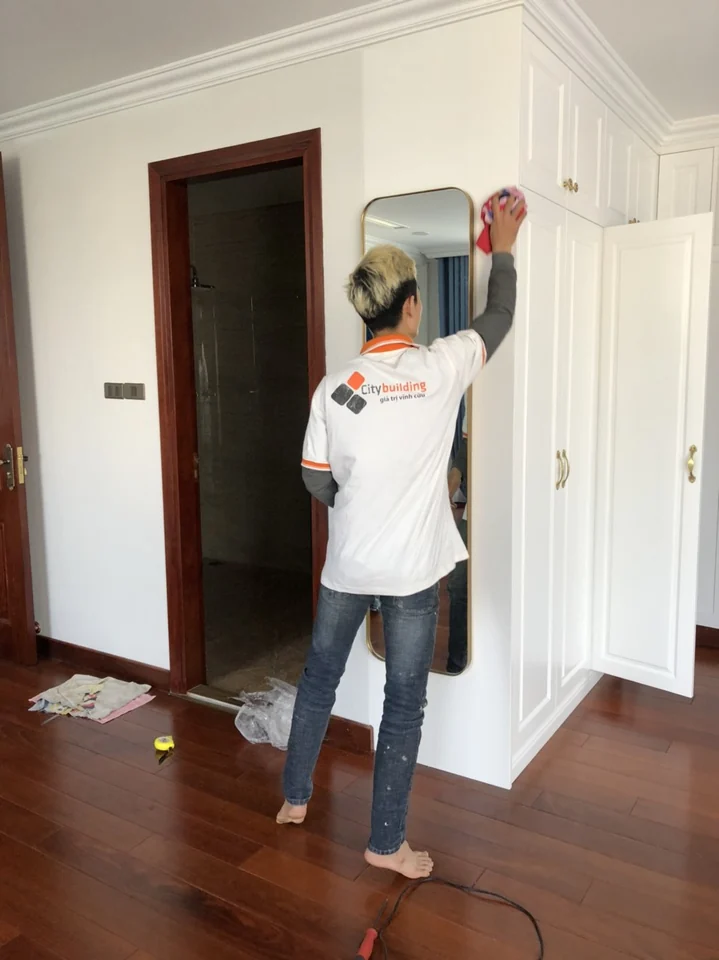 Thợ căn vị trí gương toàn thân trên tường