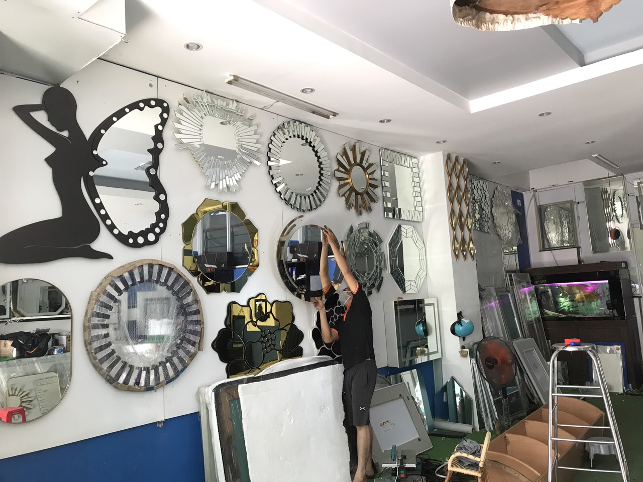Góc rộng của khu trưng bày gương trang trí khi đang sắp đặt