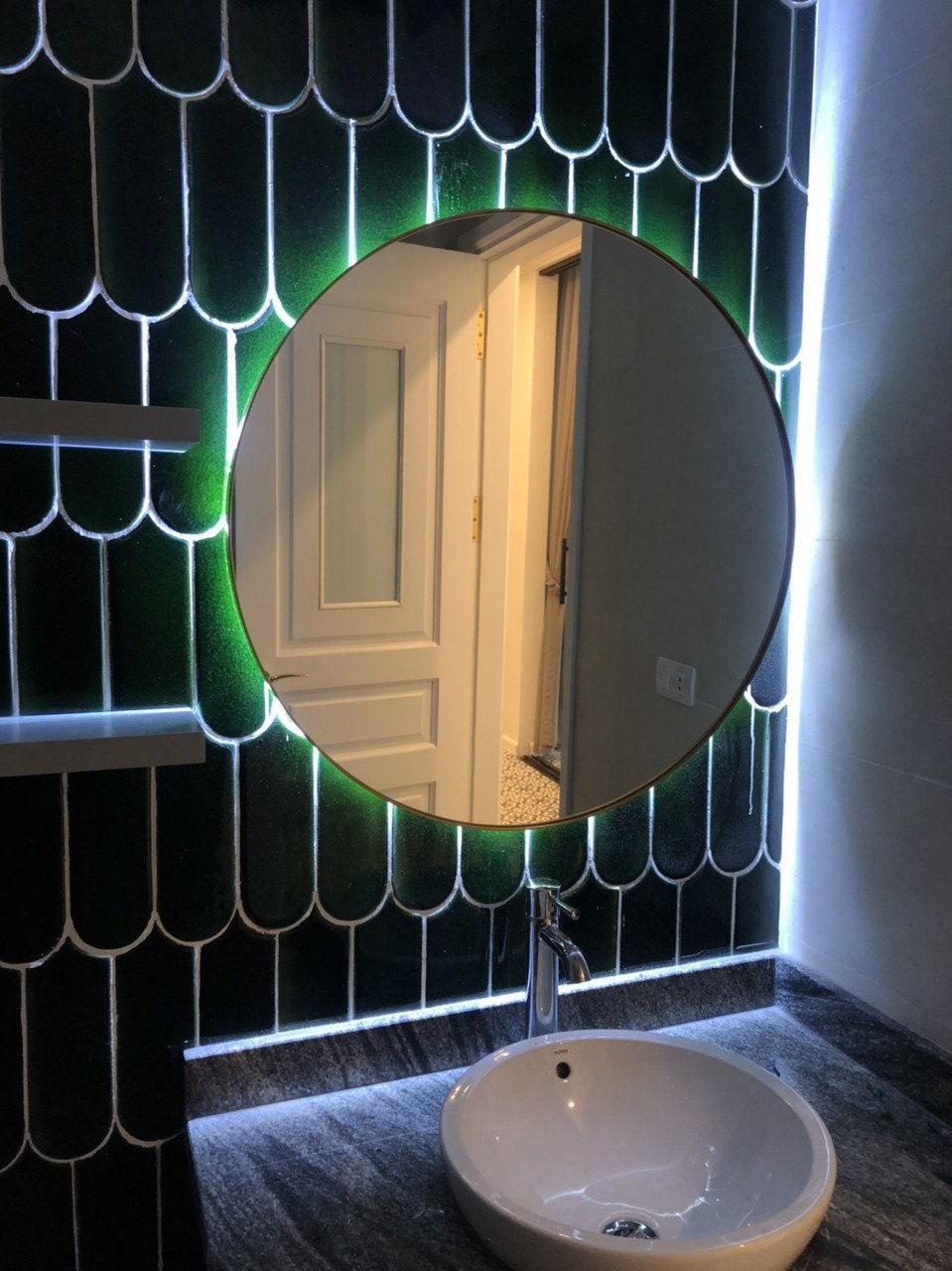 Gương tròn sáng viền phía trên chậu rửa