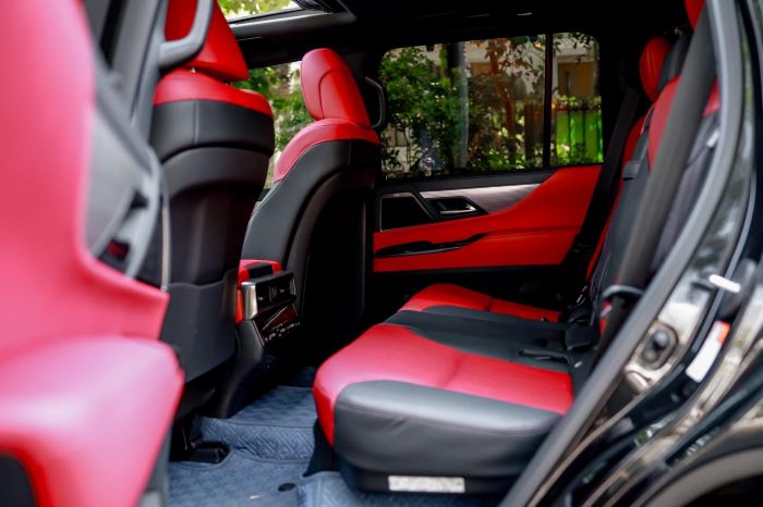 ghế ngồi hàng 2 trên LX 600 F Sport
