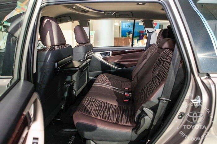 hàng ghế thứ 2 của xe Innova số sàn 2022