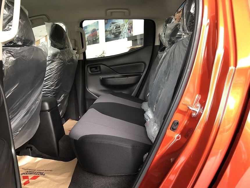 Hàng ghế thứ 2 trên Mitsubishi bán tải triton mivec số tự động 1 cầu