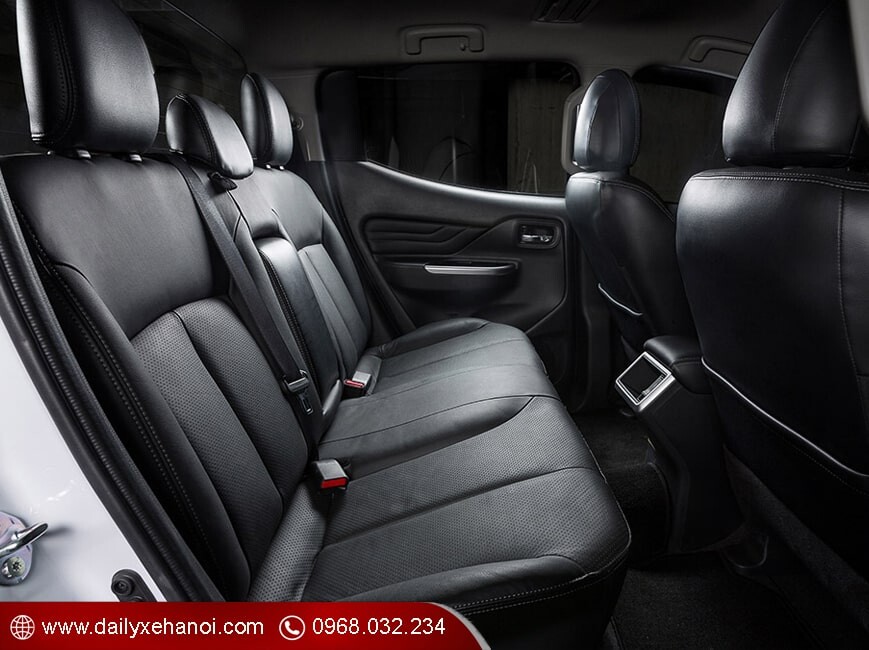 Hàng ghế thứ 2 trên Mitsubishi bán tải triton mivec số tự động 1 cầu
