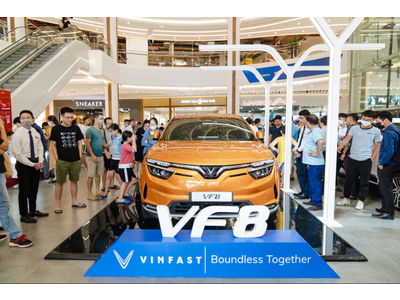 Hàng nghìn khách xếp hàng để lái thử VF 8 tại Hà Nội