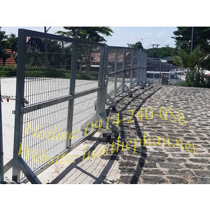 Hàng rào sắt có bánh xe