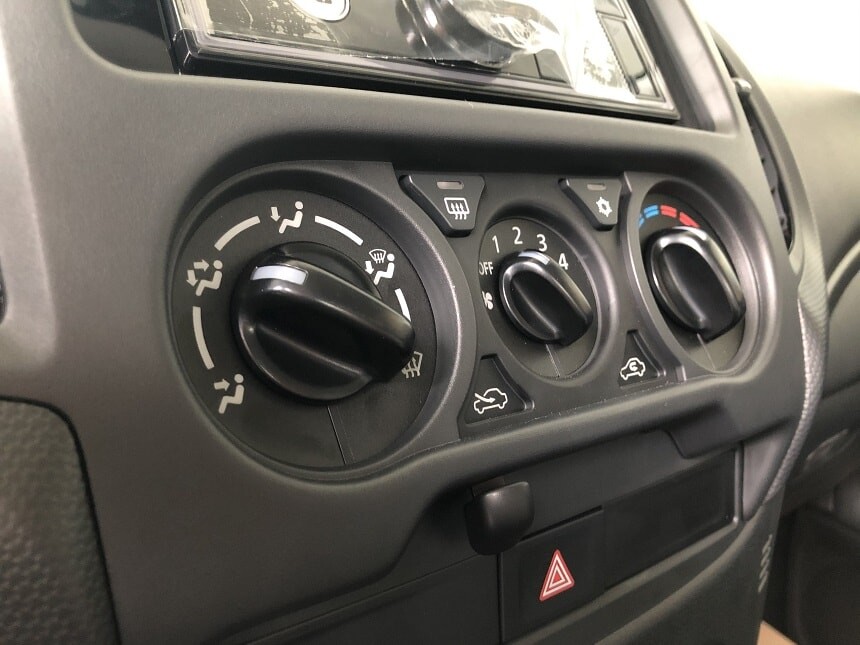 Hệ thống điều hòa chỉnh tay của Mitsubishi Triton 2.4 AT số tự động 1 cầu