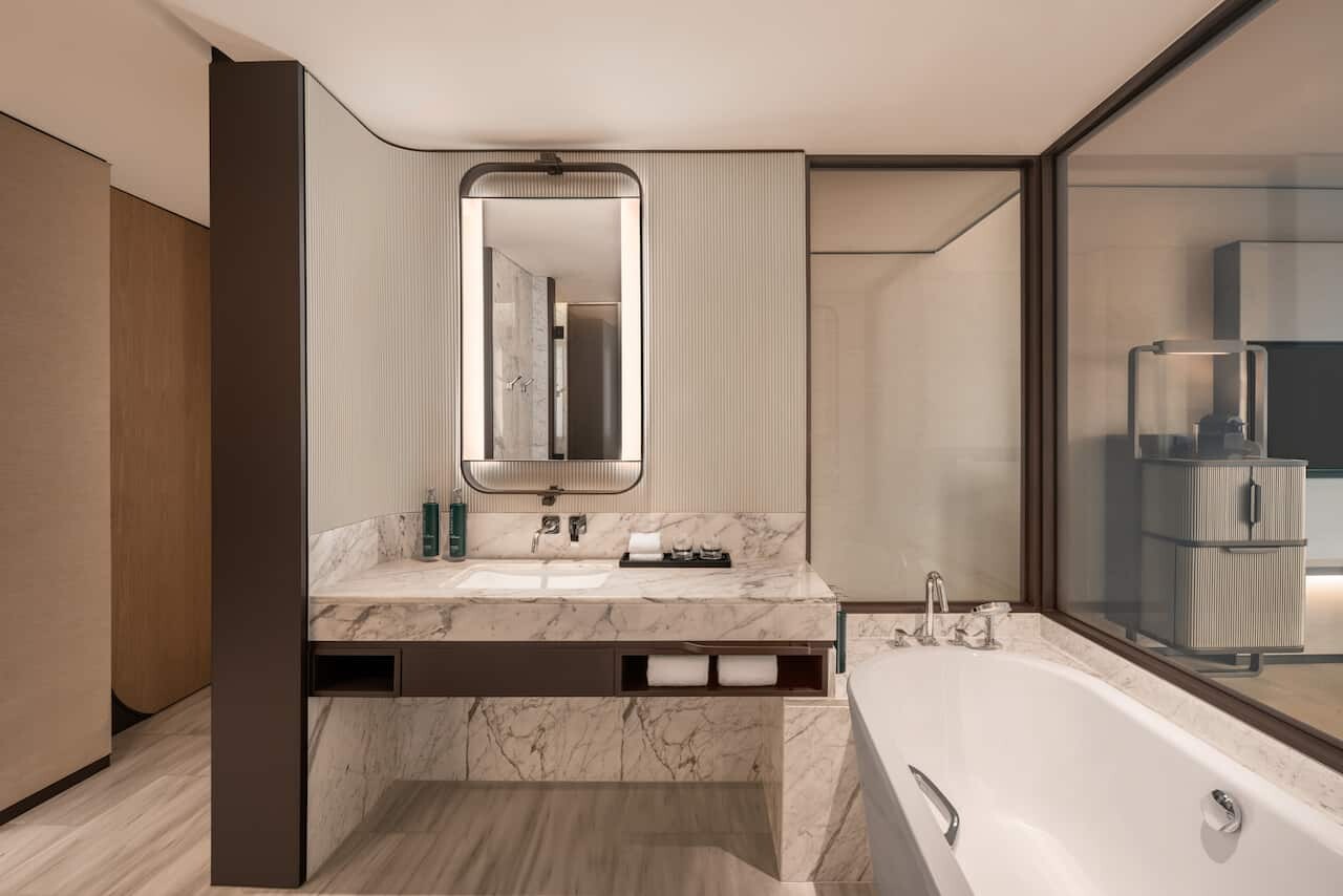 Gương soi và vách kính trong phòng tắm Hilton Saigon