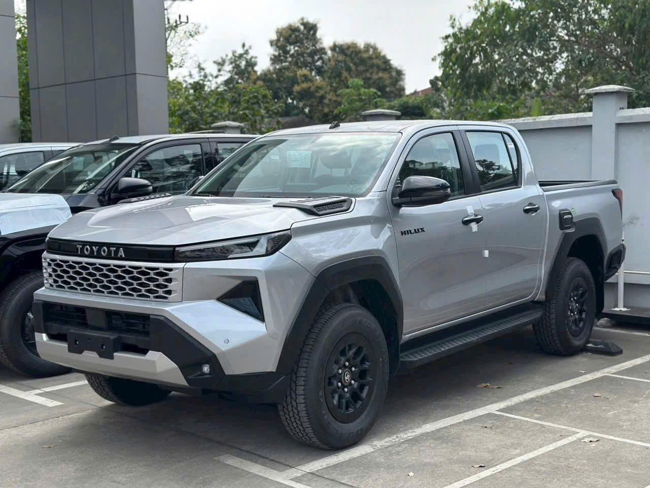 Hilux 1 cầu số tự động tại Toyota Hải Dương