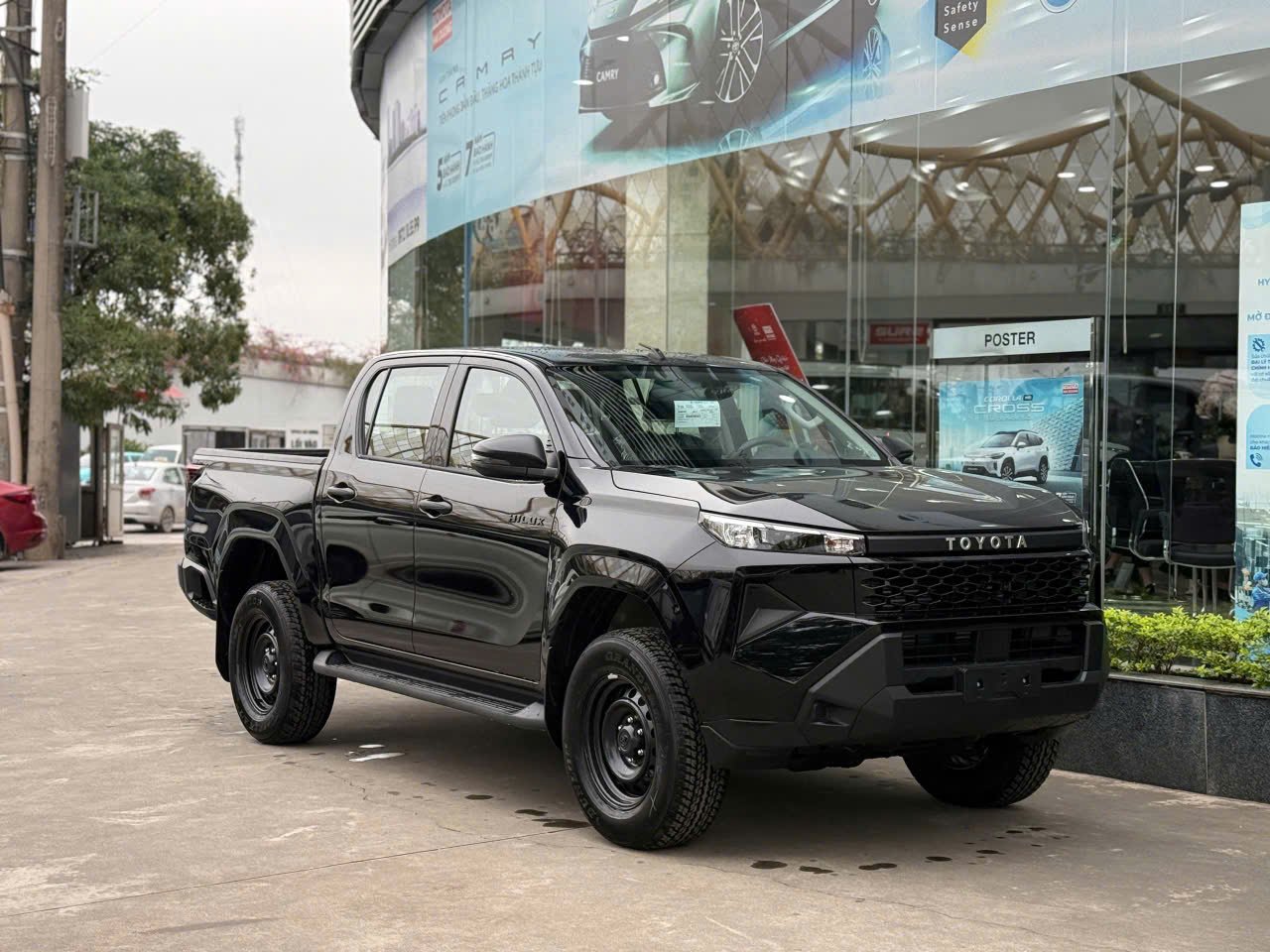 Toyota Hilux 1 cầu số sàn màu đen tại Toyota Hải Dương