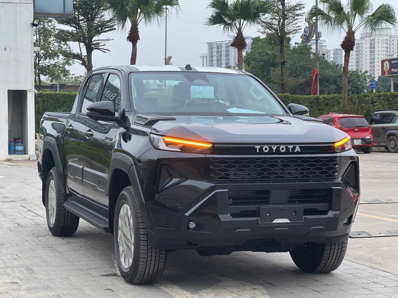 Hilux 2 cầu màu đen tại Toyota Hải Dương