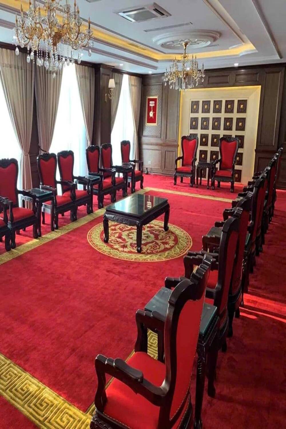 Hoàn thiện công trình thảm khánh tiết dệt thủ công sợi acrylic HT-A003