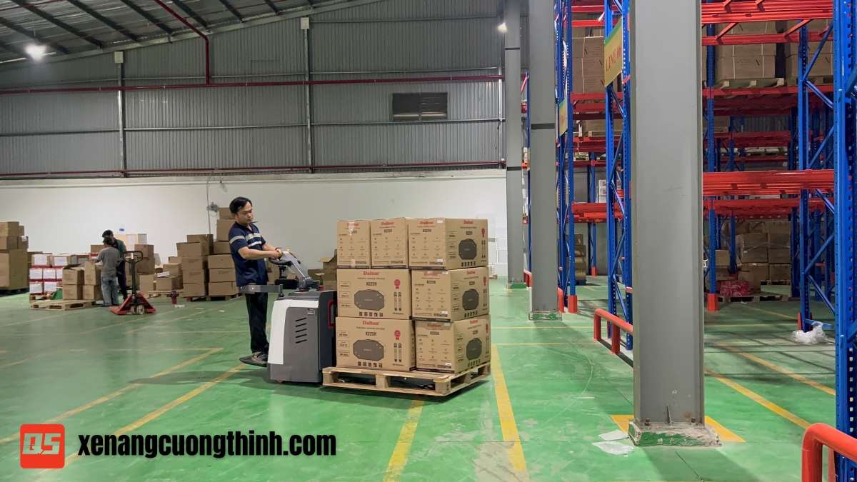 Hoạt động xe nâng tay điện 3 Tấn ở kho quy mô lớn