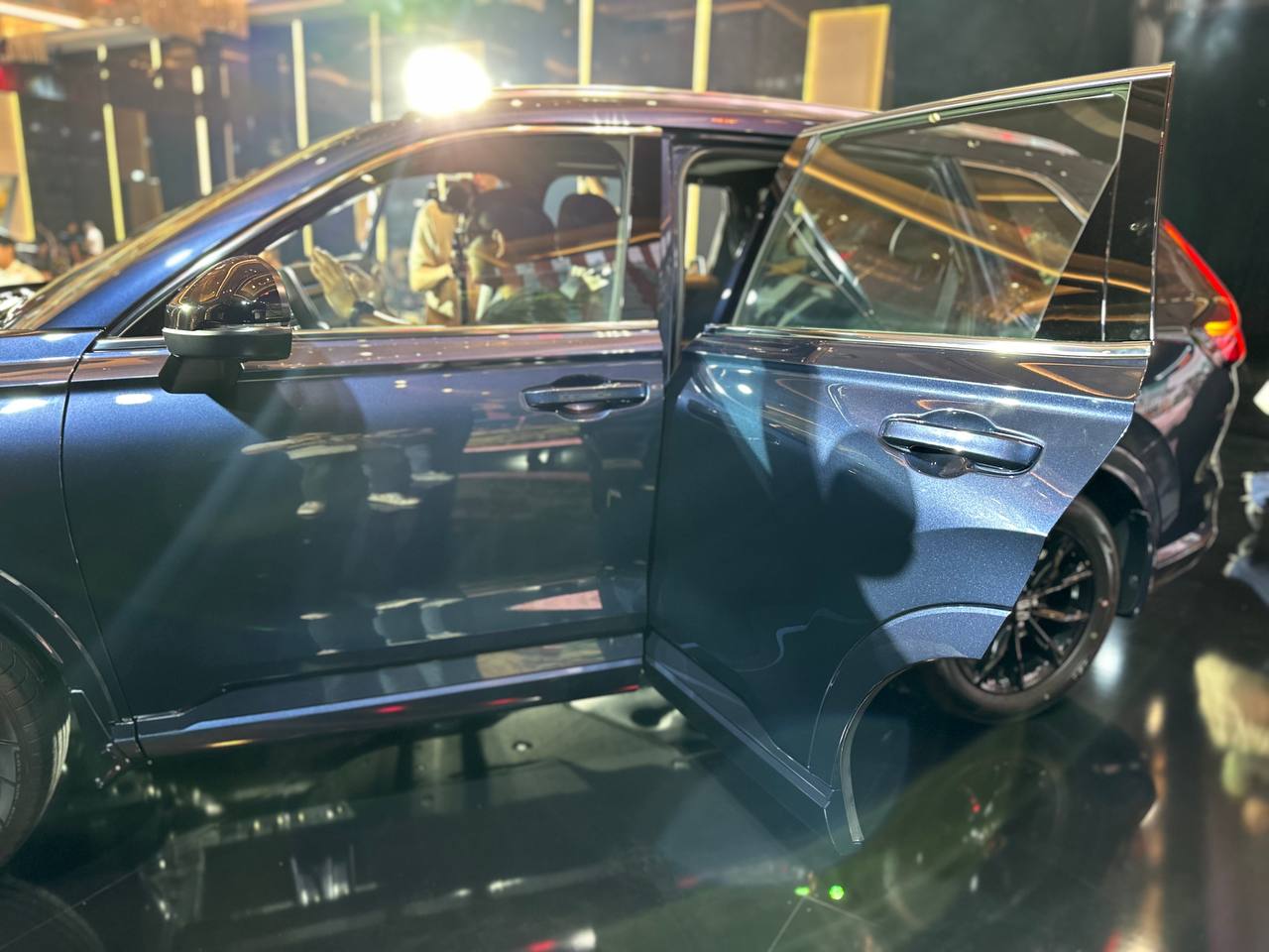 Cánh cửa CRV được mở một góc 90 độ