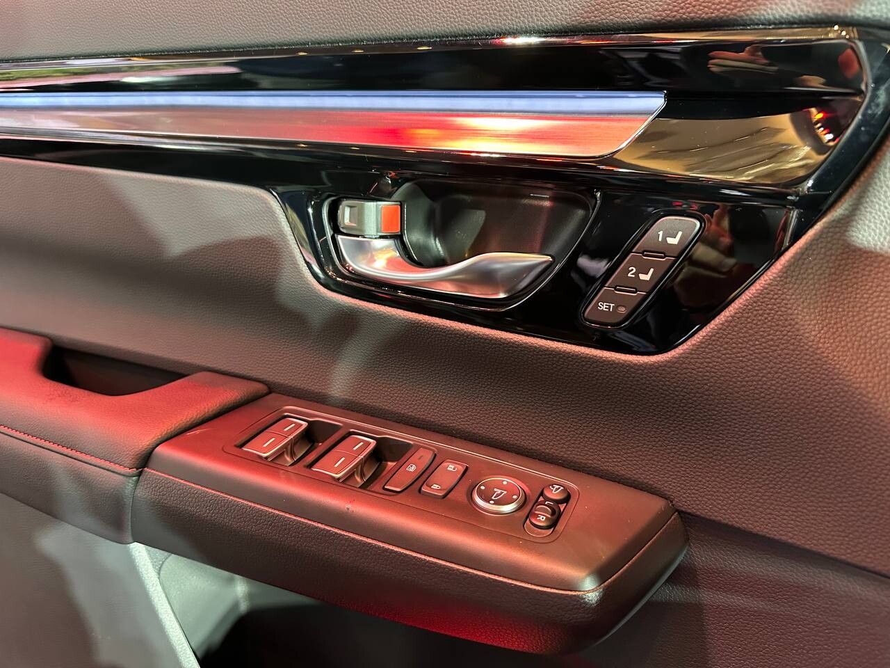 Ghế trước chỉnh điện 8 hướng