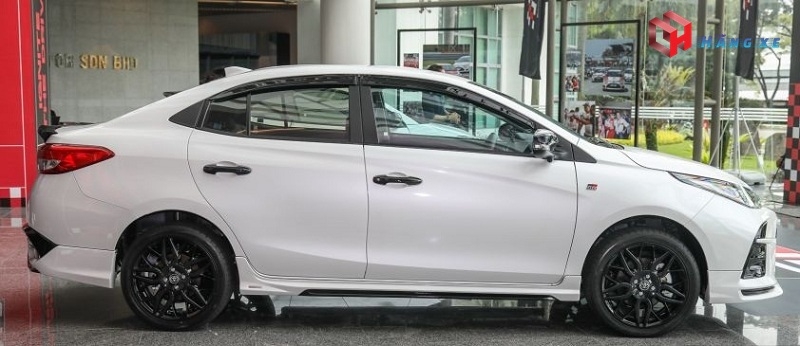 Hông xe Toyota Vios GRS 2021 màu trắng
