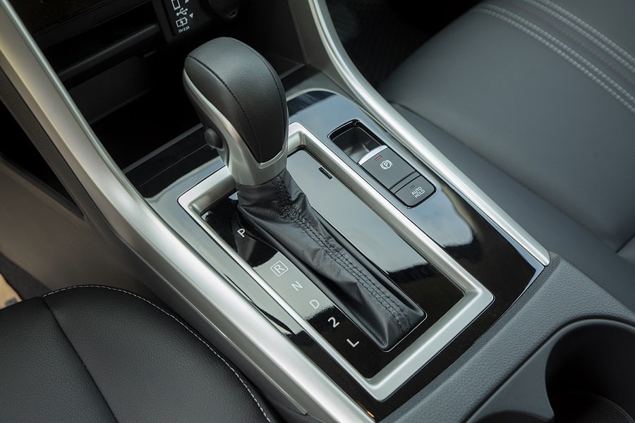 Hộp số 4 cấp và phanh tay điện tử cùng Auto Hold