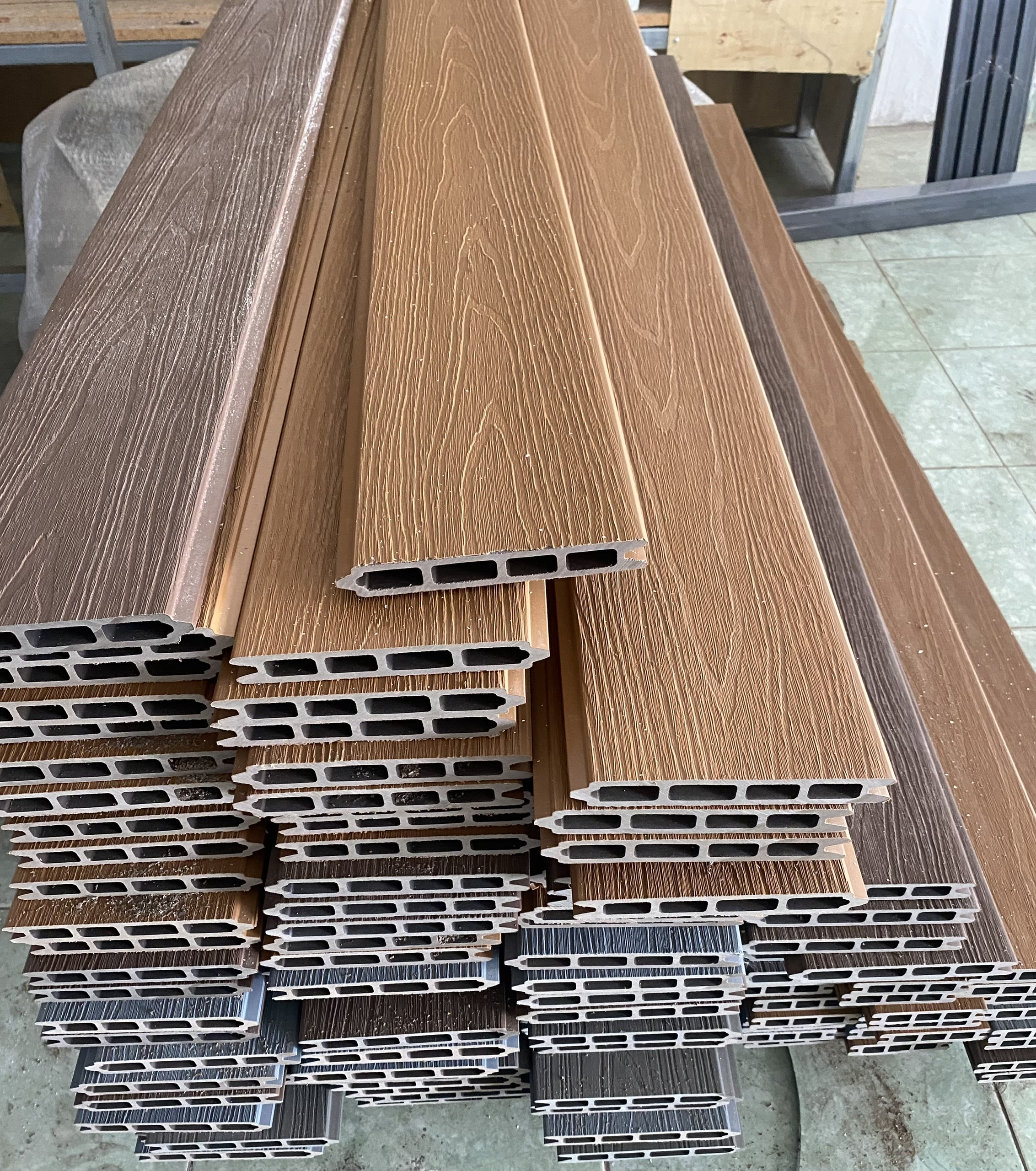 Hàng rào gỗ nhựa kiểu lắp ghép sang trọng HR02