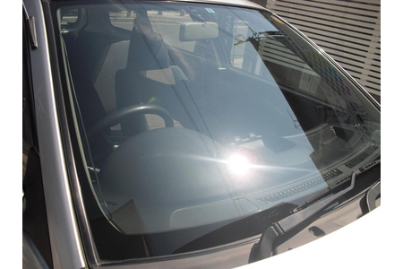 Kinh nghiệm xử lý kính chắn gió ô tô bị xước, mờ