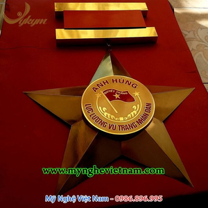 Làm huân chương anh hùng lực lượng vũ trang treo tường