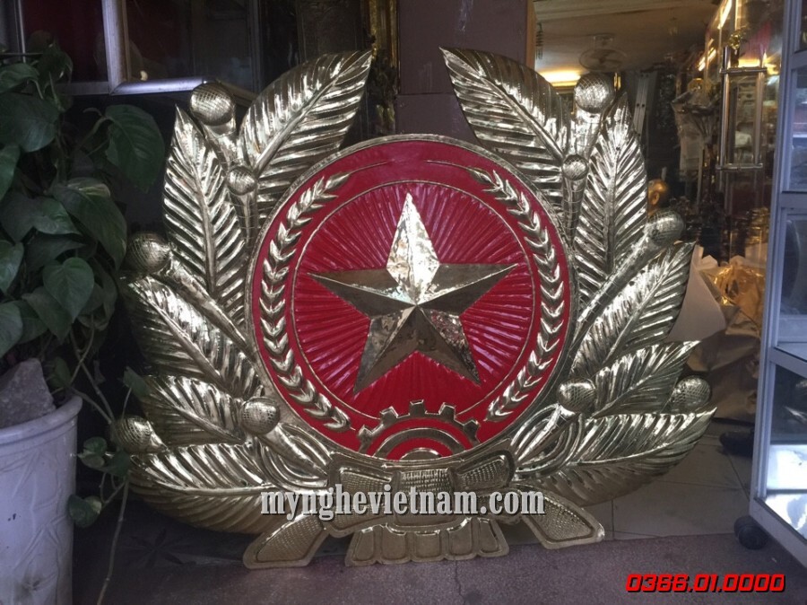 Huy hiệu quân đội bằng đồng dập nổi có cành tùng 1m2, logo quân đội hiệu được chế tác theo phương pháp chạm đồng thủ công mỹ nghệ