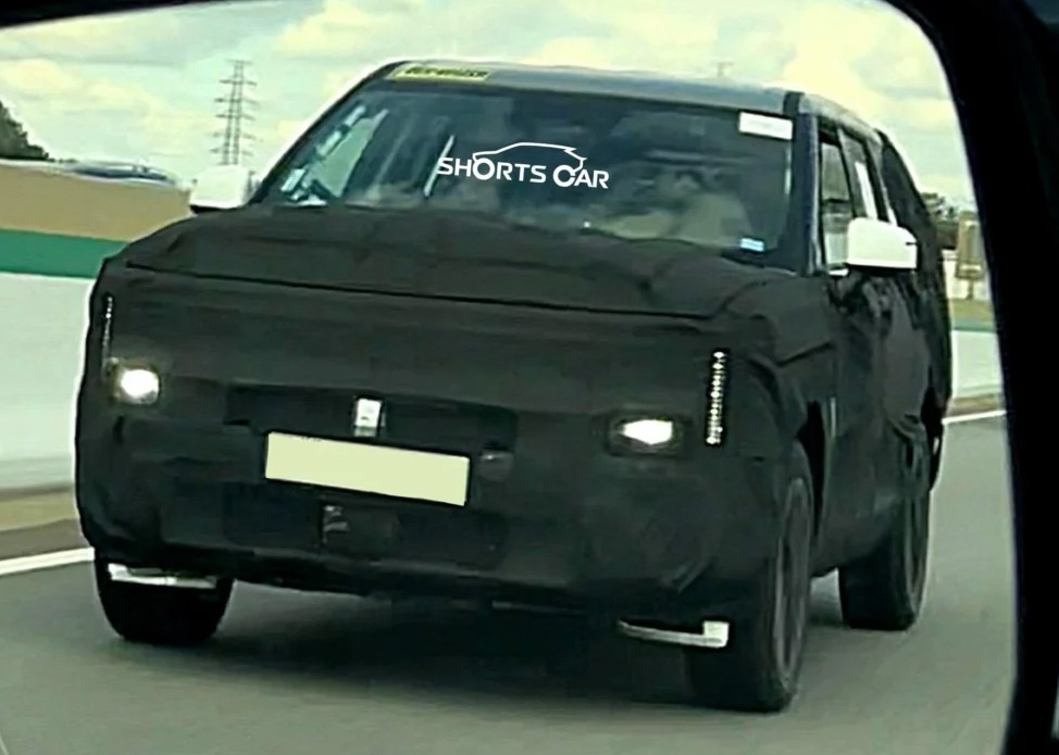 Hình ảnh: Mẫu Hyundai Santa Fe facelift chạy thử trên đường phố Hàn Quốc, kèm bản phác họa đồ họa về phần đầu xe.