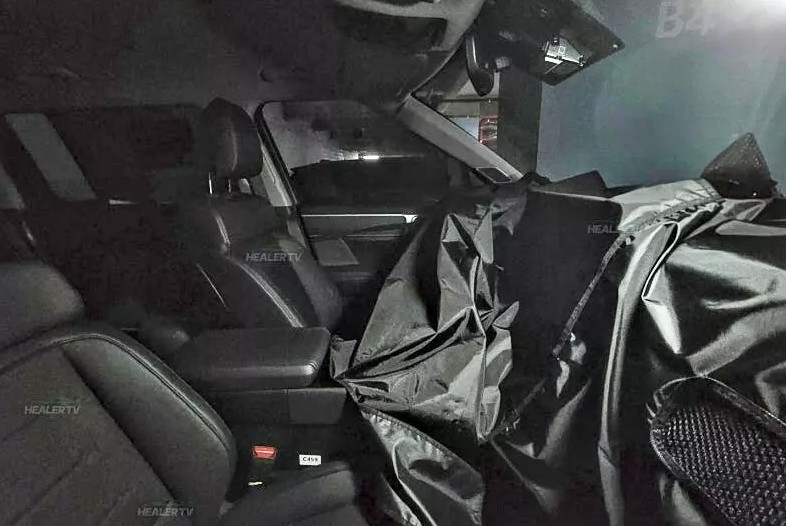 Hình ảnh: Nội thất Hyundai Santa Fe facelift với màn hình trung tâm nổi bật và thiết kế táp-lô được che chắn kỹ lưỡng.