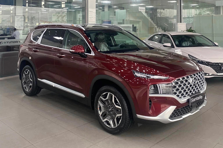 Hyundai Santa Fe giảm giá mạnh 135 triệu đồng