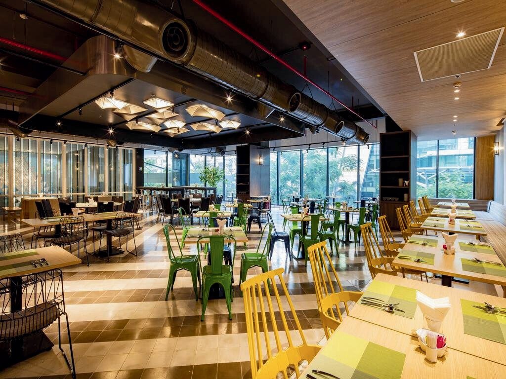Ibis Styles Nha Trang: vách nhôm kính trang trí khu công cộng