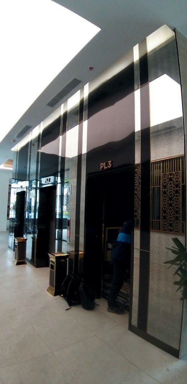 Kính kết hợp inox trang trí tại khu vực thang máy Fleur De Lys Quy Nhơn