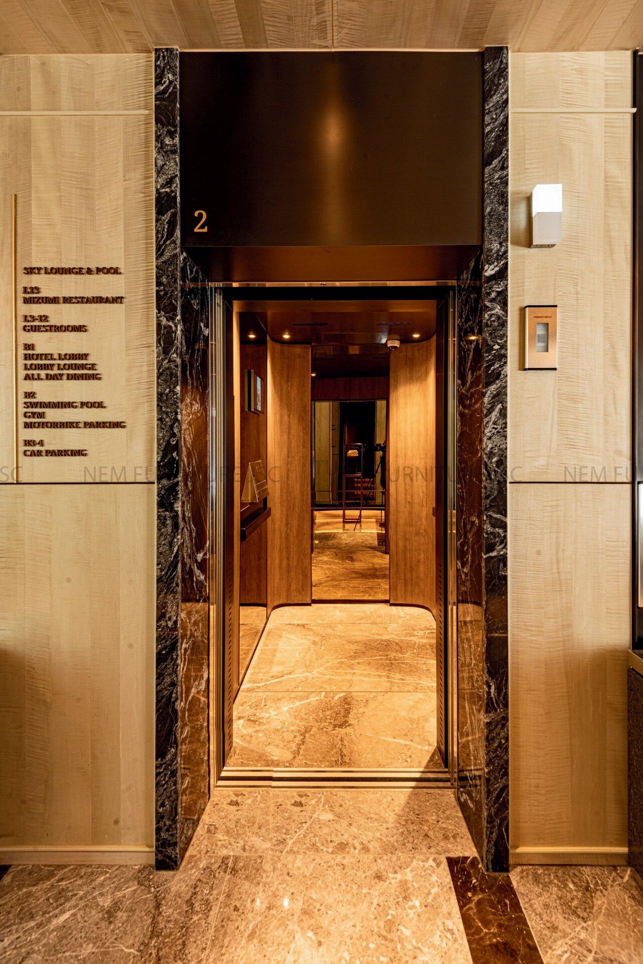 Kính và chi tiết inox tại khu vực thang máy Fraser Suites Hà Nội