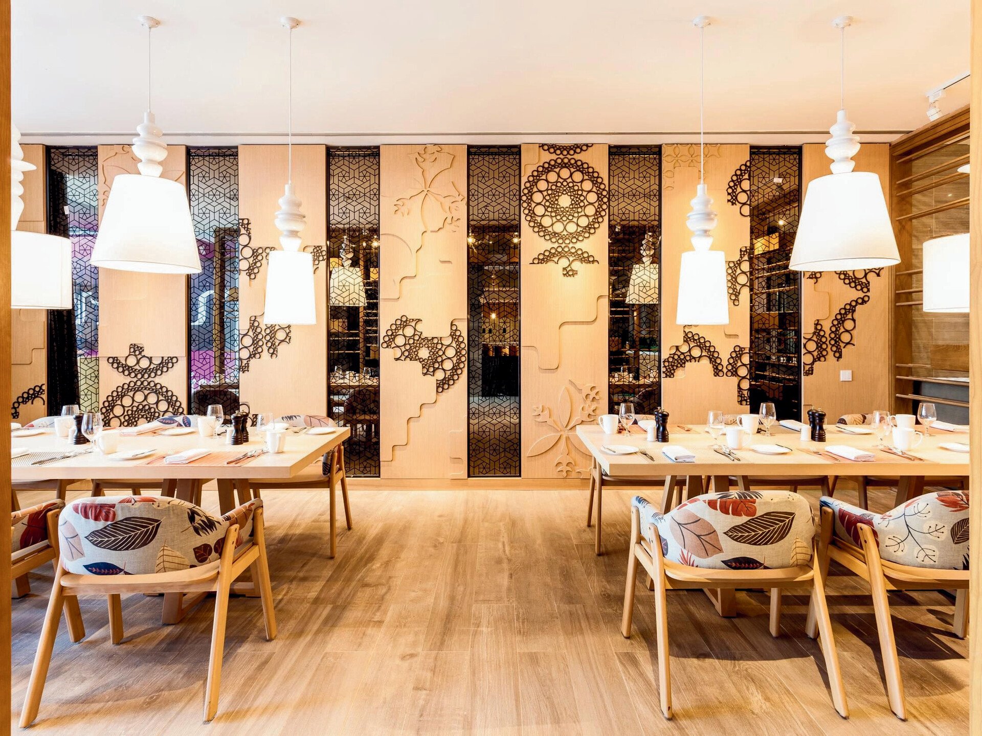 Không gian nhà hàng tại Crowne Plaza Vientiane với các mảng vách trang trí